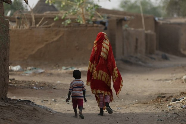 Matka z dzieckiem na ulicach Darfuru /aa /PAP/EPA