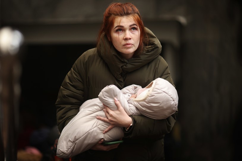 Matka z dzieckiem śpiesząca na pociąg do Polski /Dan Kitwood /Getty Images