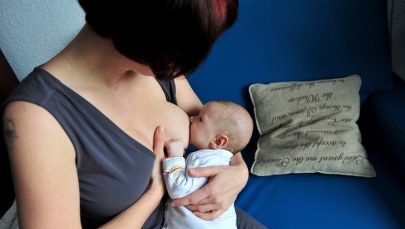 Matka z dzieckiem wyproszona z poczty. Minister: Nigdzie nie można zabronić karmienia piersią