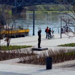 Matka z dziećmi koczowała przy ognisku nad Wisłą. Nie miała gdzie się podziać