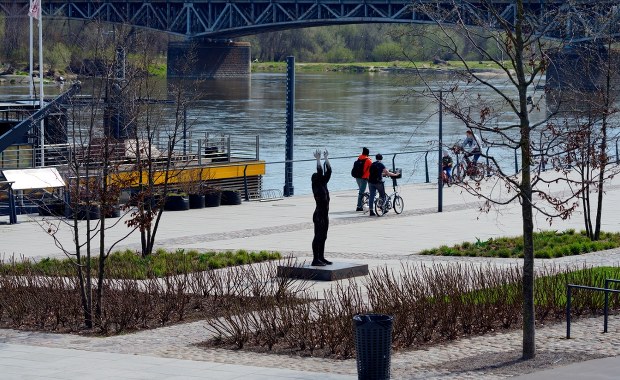 Matka z dziećmi koczowała przy ognisku nad Wisłą. Nie miała gdzie się podziać