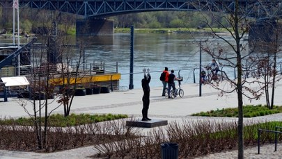 Matka z dziećmi koczowała przy ognisku nad Wisłą. Nie miała gdzie się podziać