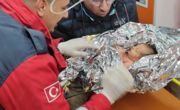 Matka z noworodkiem uratowani po 90 godzinach. Cud w Turcji