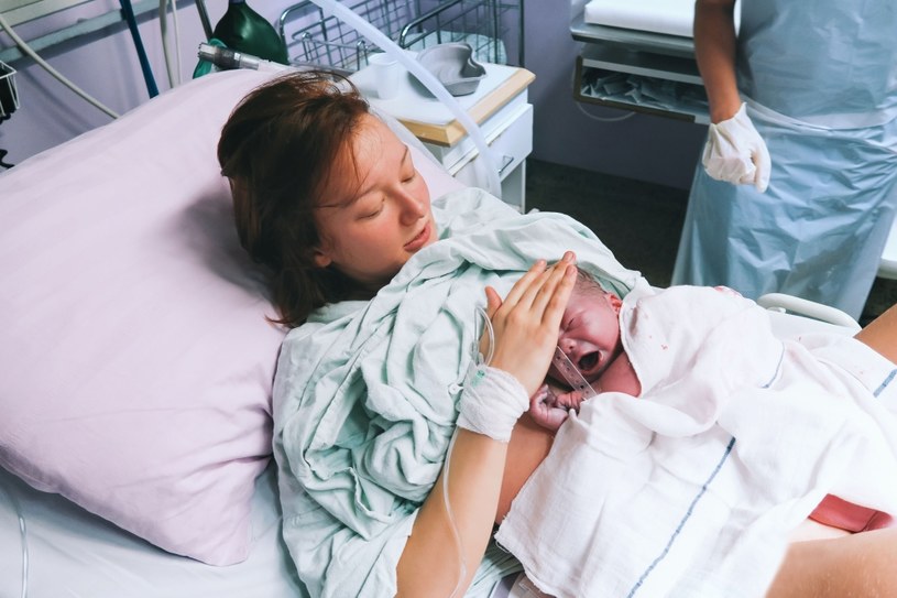 Matka zajęta nowo narodzonym dzieckiem może nawet przeoczyć moment rodzenia się łożyska /123RF/PICSEL