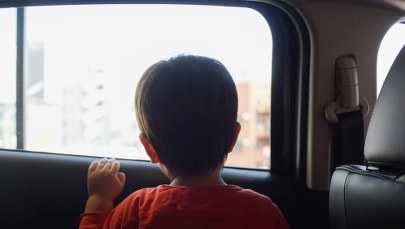 Matka zatrzasnęła półtoraroczne dziecko w aucie. W akcji policja 