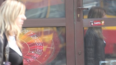 Matka zostawiła dziecko w aucie. Poszła grać do salonu