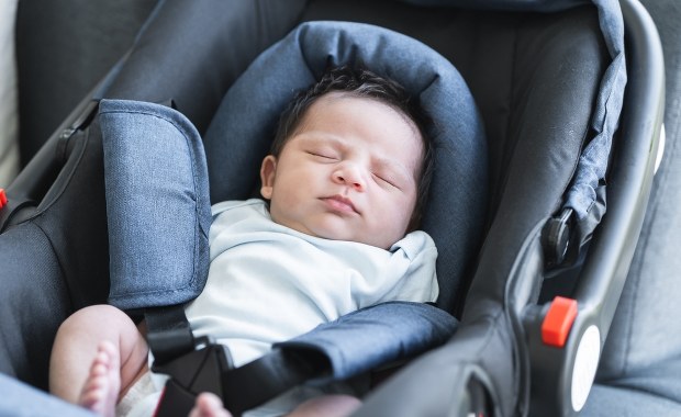 Matka zostawiła niemowlę w samochodzie i poszła na zakupy. Interweniowała policja