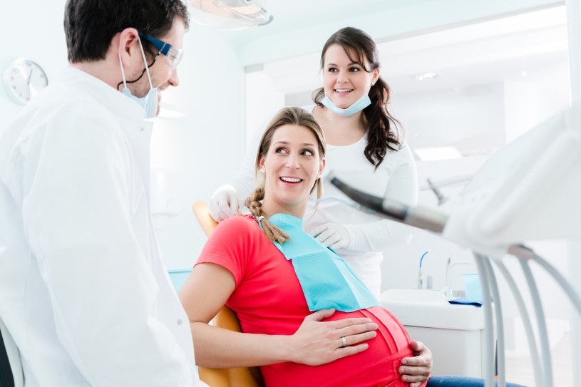 Matki, które nie dbają o zęby podczas ciąży mogą zaszkodzić dziecku /123RF/PICSEL