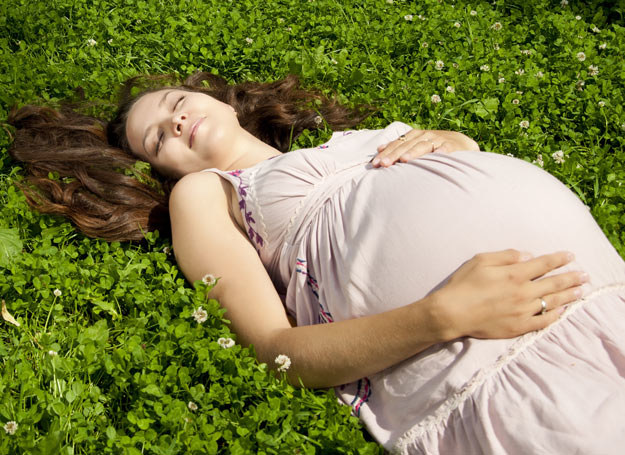 Matki wdychające zanieczyszczone powietrze rodzą dzieci z niedoborem witaminy D /123RF/PICSEL