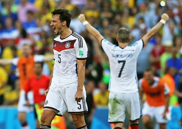 Mats Hummels i Bastian Schweinsteiger /PAP/EPA/MOHAMED MESSARA /PAP/EPA