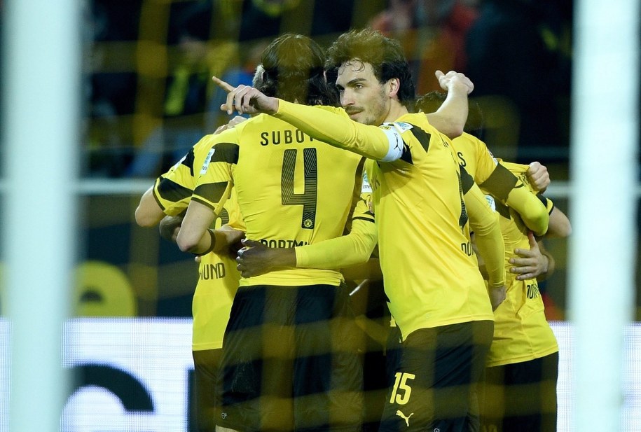 Mats Hummels i jego koledzy z zespołu cieszą się z bramki Ilkaya Guendogana /JONAS GUETTLER /PAP/EPA