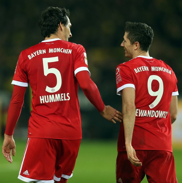 Mats Hummels i Robert Lewandowski w czasie meczu Bayernu z Borussią Dortmund /Ina Fassbender /PAP/DPA