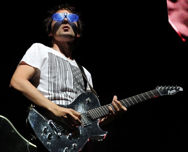 Matt Bellamy (Muse) i jego specjalne okulary na zaćmienie fot. Michael Buckner /Getty Images/Flash Press Media