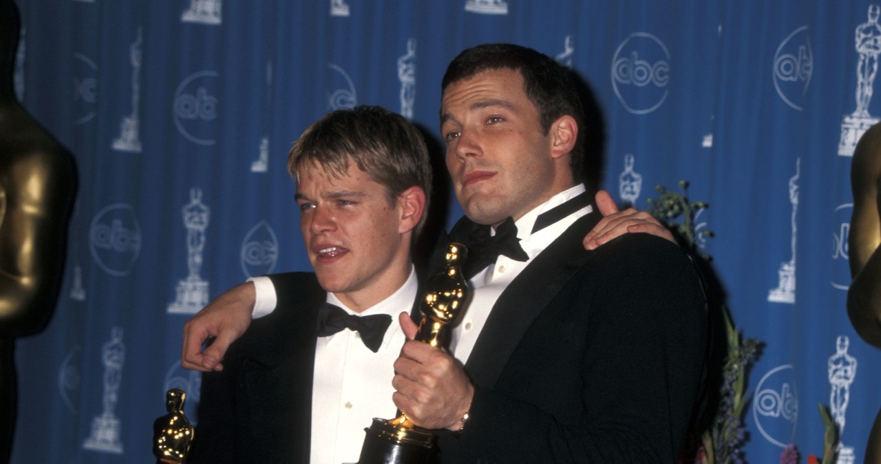 Matt Damon i Ben Affleck na gali wręczenia Oscarów w 1998 roku / Ron Galella/Ron Galella Collection  /Getty Images