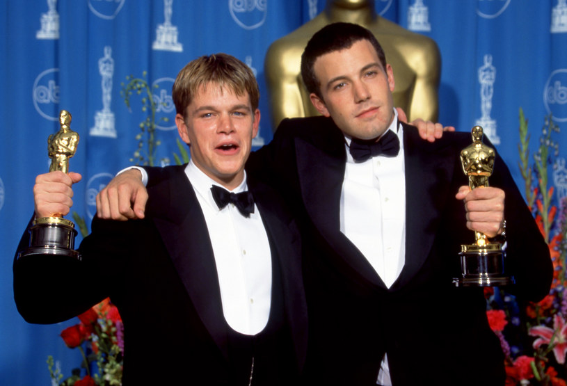 Matt Damon i Ben Affleck z Oscarami za film "Buntownik z wyboru" (1998) /Ron Davis /Getty Images