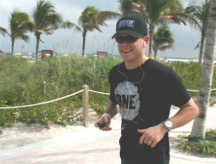 Matt Damon podczas porannego joggingu w okolicy plaży w Miami /Splashnews