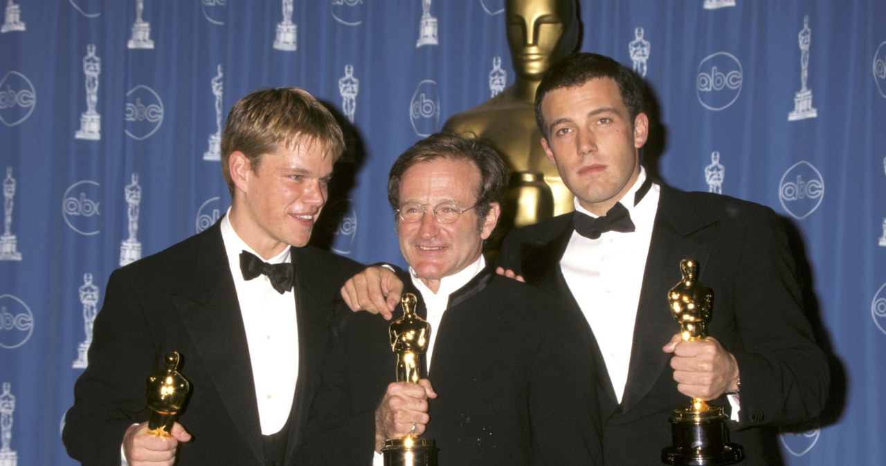 Matt Damon, Robin Williams i Ben Affleck na gali rozdania Oscarów w 1998 roku /Jim Smeal / Contributor /Getty Images