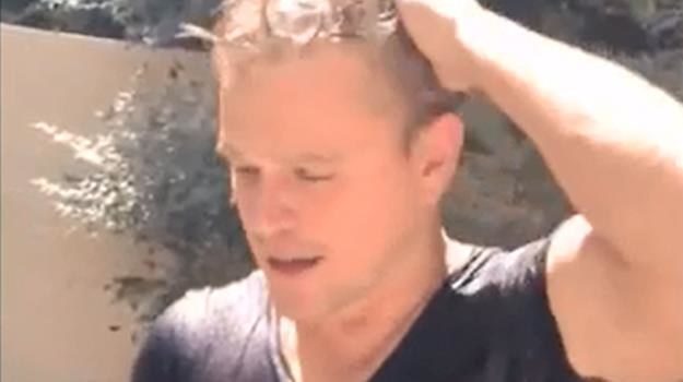 Matt Damon w mocno nietypowy sposob wykonał Ice Bucket Challenge /