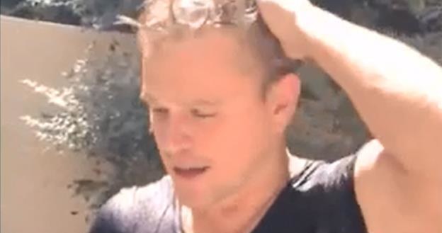 Matt Damon w mocno nietypowy sposob wykonał Ice Bucket Challenge /