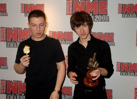 Matt Helders i Alex Turner (Arctic Monkeys) i "charakterystyczna" statuetka "NME" fot. Dave M. Benet /Getty Images/Flash Press Media