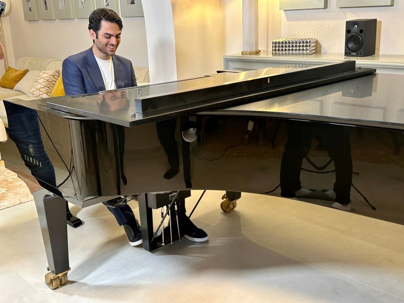 Matteo Bocelli przy fortepianie w swoim domu /Polsat /materiały prasowe
