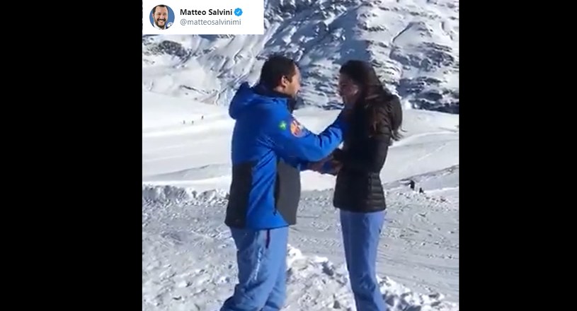 Matteo Salvini parodiuje incydent z udziałem papieża Franciszka /Twitter