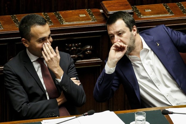 Matteo Salvini (po prawej) zapewnił, że rząd nie chce wyprowadzić Włoch z UE /Fabio Frustaci /PAP