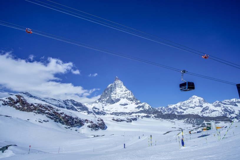 Matterhorn Ski Paradise przy granicy z Włochami to jeden z najpopularniejszych ośrodków narciarskich w Szwajcarii. /123RF/PICSEL