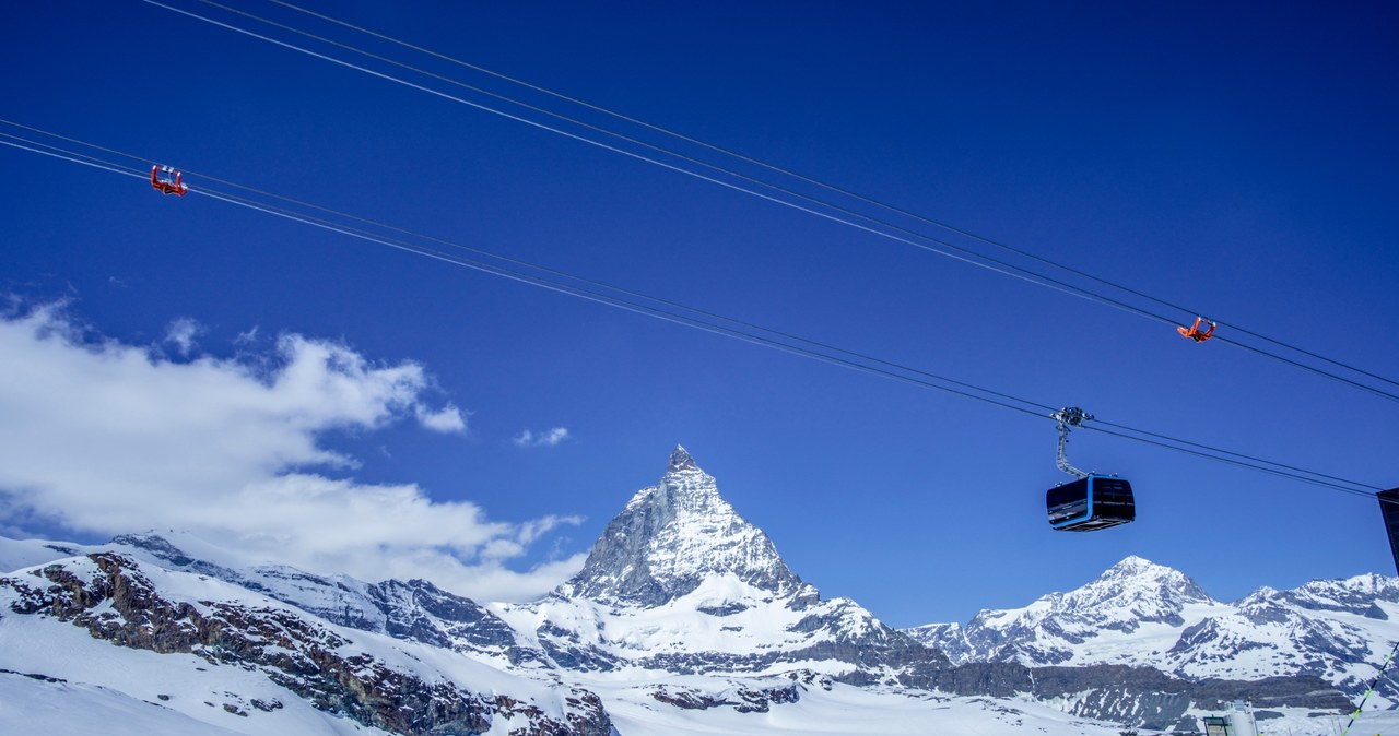 Matterhorn Ski Paradise przy granicy z Włochami to jeden z najpopularniejszych ośrodków narciarskich w Szwajcarii. /123RF/PICSEL