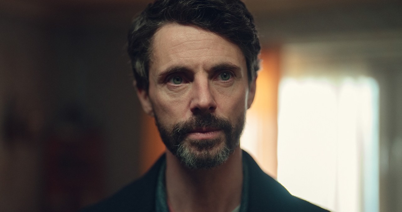 Matthew Goode jako Carl Morck w serialu "Dept Q." /Netflix