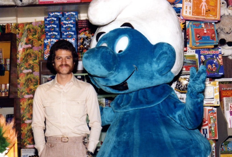 Matthew Luhn, pracownik firmy Pixar, wychowywał się otoczony kolorami, spędzając czas w sklepie prowadzonym przez jego rodzinę od pokoleń. Na zdjęciu ze Smerfem pozuje ojciec artysty. /Jeffrey's Toys /Facebook