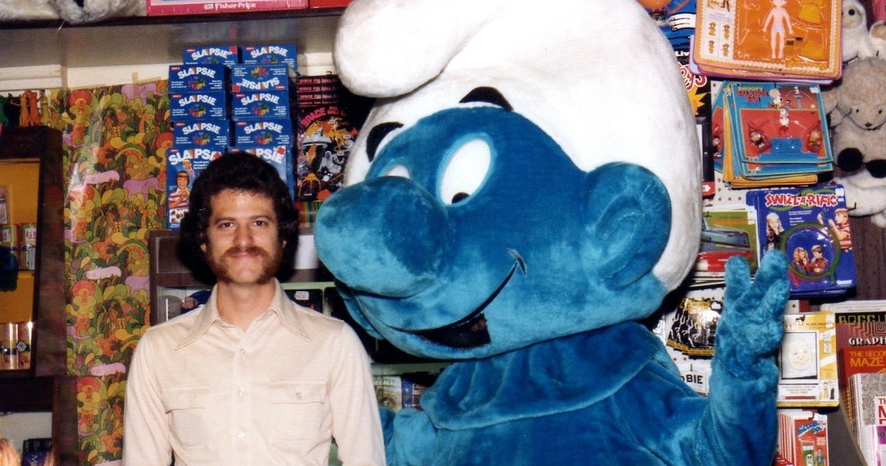 Matthew Luhn, pracownik firmy Pixar, wychowywał się otoczony kolorami, spędzając czas w sklepie prowadzonym przez jego rodzinę od pokoleń. Na zdjęciu ze Smerfem pozuje ojciec artysty. /Jeffrey's Toys /Facebook