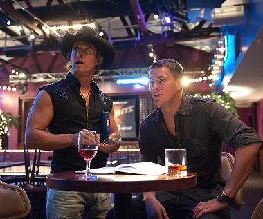 Matthew McConaughey i Channing Tatum w scenie z filmu "Magic Mike"