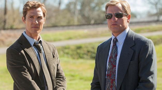 Matthew McConaughey i Woody Harrelson w scenie z serialu "Detektyw" /materiały prasowe