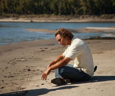 Matthew McConaughey w scenie z filmu "Uciekinier"