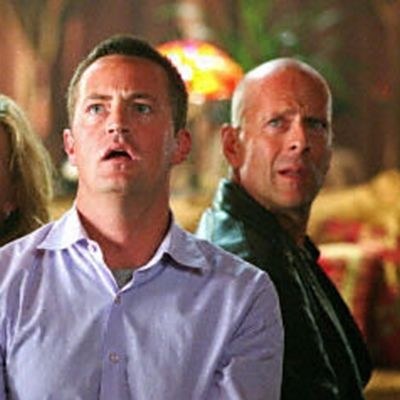 Matthew Perry i Bruce Willis - kadr z filmu "Jak ugryźć 10 milionów 2" /AFP