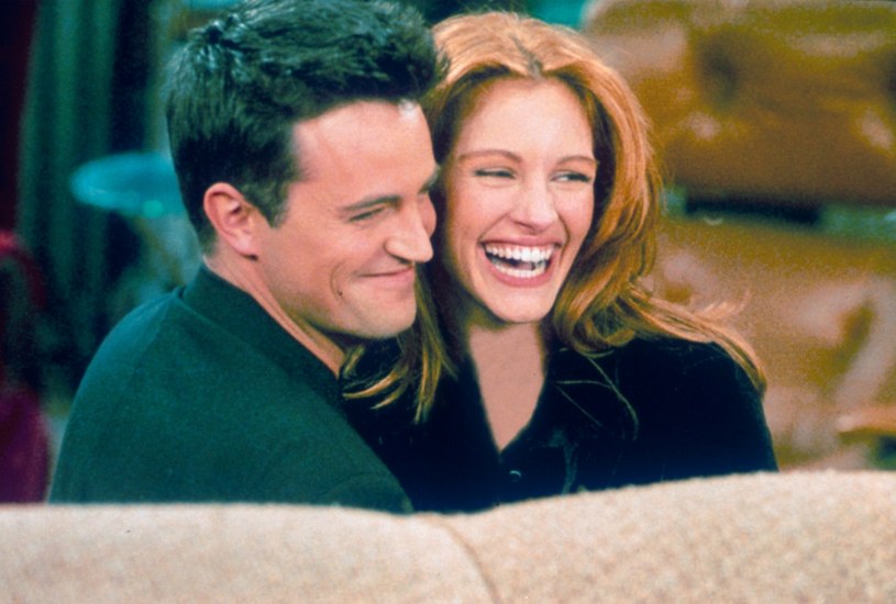 Matthew Perry i Julia Roberts na planie "Przyjaciół" /Liaison /Getty Images