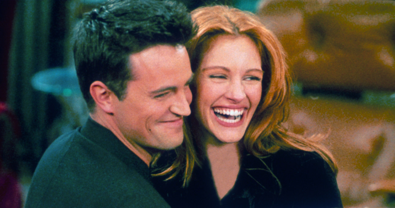 Matthew Perry i Julia Roberts w "Przyjaciołach" /Getty Images / Stringer /Getty Images