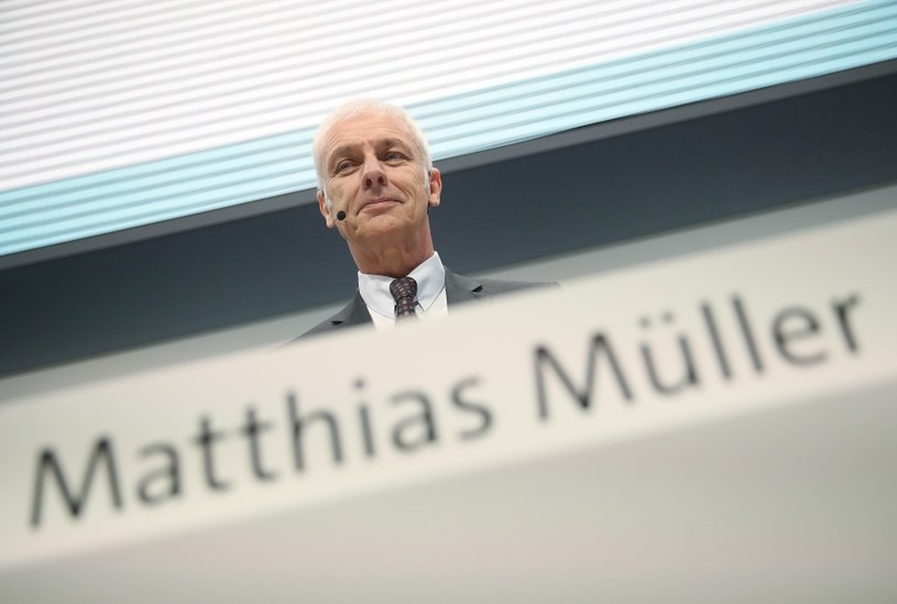 Matthias Müller jeszcze niedawno musiał tłumaczyć się z afery spalinowej... /Getty Images