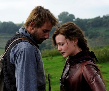 Matthias Schoenaerts i Carey Mulligan w scenie z filmu "Z dala od zgiełku"