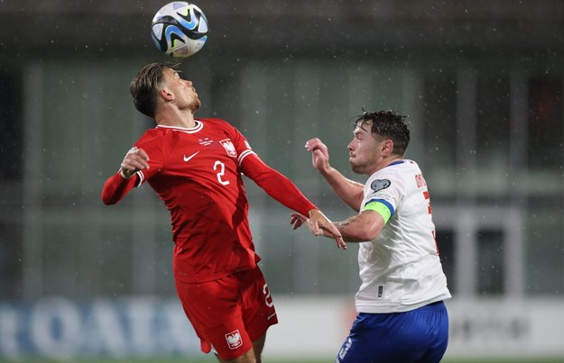 Matty Cash (L) i Viljormur Davidsen (P) podczas meczu eliminacyjnego grupy E piłkarskich mistrzostw Europy /Leszek Szymański /PAP