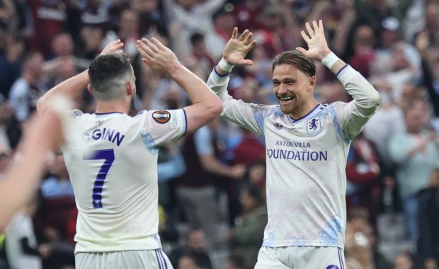 Matty Cash świętuje. Aston Villa wygrała Ligę Europy