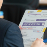 Matura 2025 z języka polskiego. Znamy tematy rozprawek. Polonistka komentuje