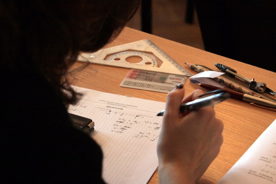 Maturzyści przystąpią w środę o godzinie 9 do egzaminu na poziomie podstawowym z matematyki /PAP/EPA