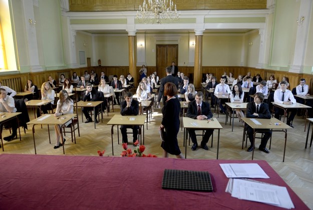 Maturzyści tuż przed rozpoczęciem egzaminu pisemnego z języka polskiego /Darek Delmanowicz /PAP/EPA