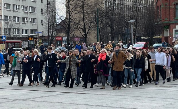 Maturzyści z Rudy Śląskiej zatańczyli poloneza w centrum miasta