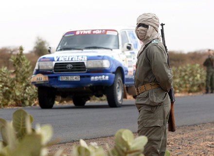 Mauretański żołnierz osłaniający trasę rajdu. Nema, 10 stycznia 2003 /AFP