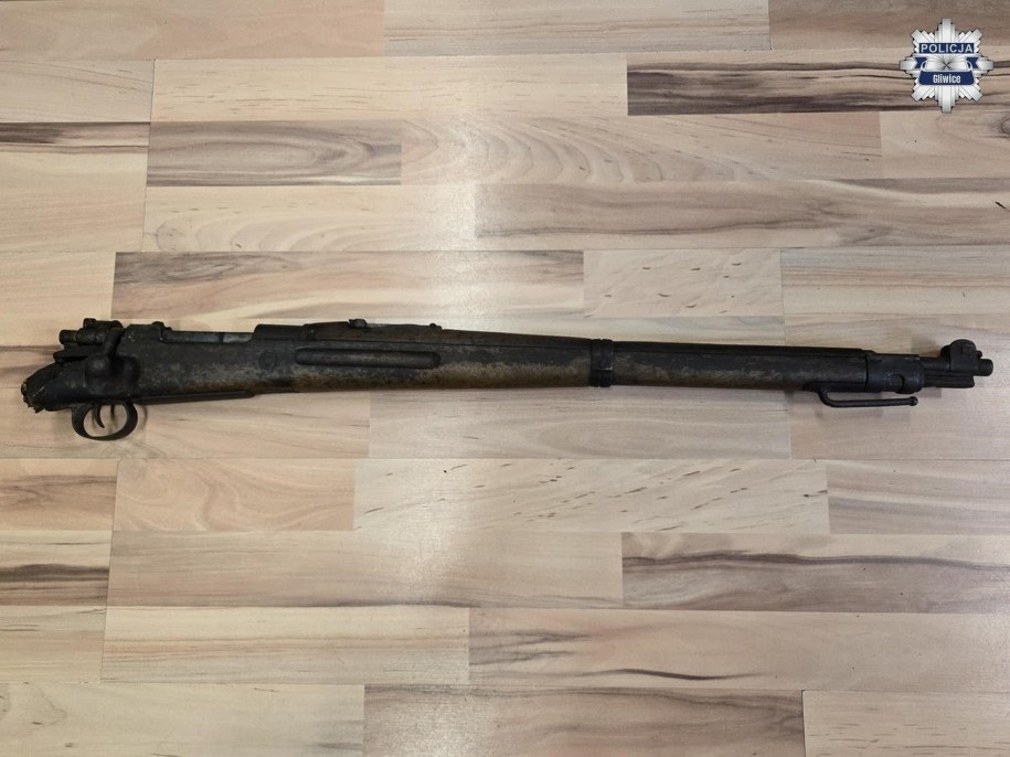 Mauser z 1918 roku znaleziony na poddaszu, fot. policja Gliwice