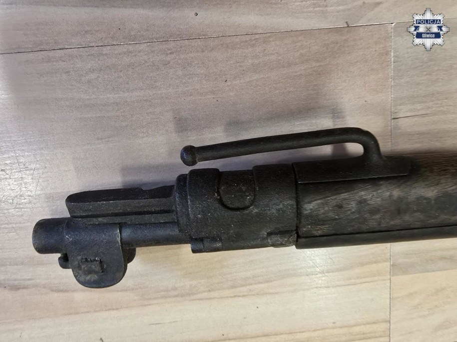 Mauser z 1918 roku znaleziony na poddaszu, fot. policja Gliwice