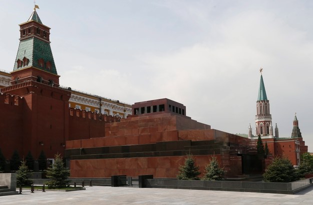 Mauzoleum Lenina na Placu Czerwonym w Moskwie /YURI KOCHETKOV /PAP/EPA
